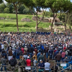 CENTENAS DE MUULMANOS INVADEM AS RUAS DE ROMA PARA PEDIR MAIS MESQUITAS